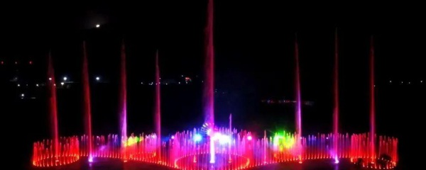 文旅景區公園里的水幕燈光秀是怎么實現的